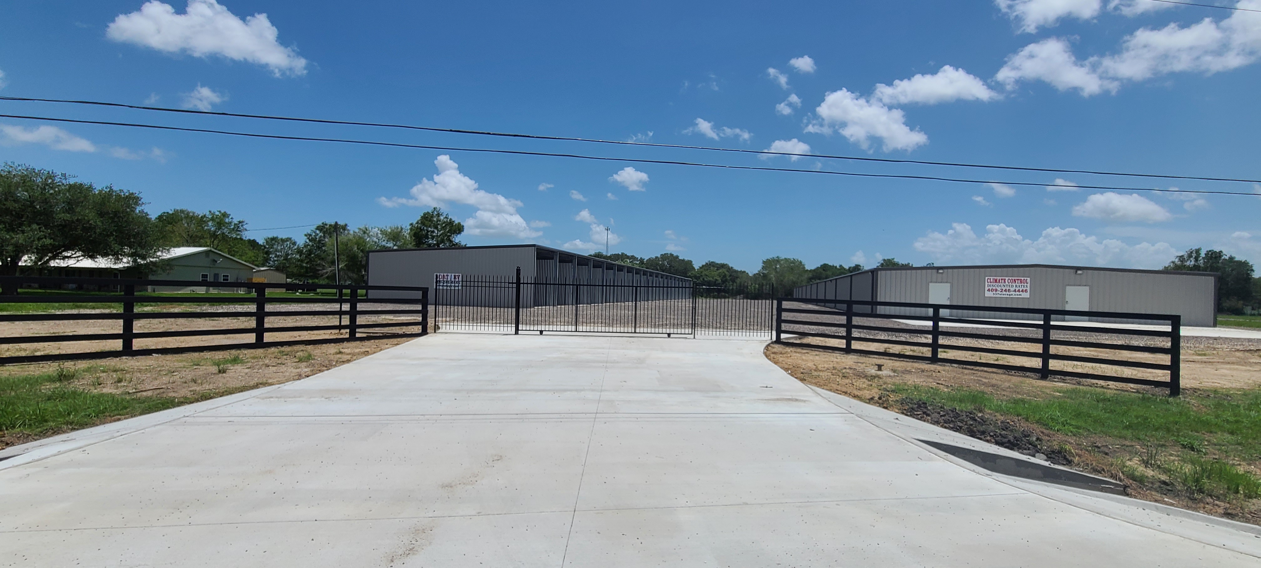 Fenced & Gated Storage Units in Hamshire, TX 