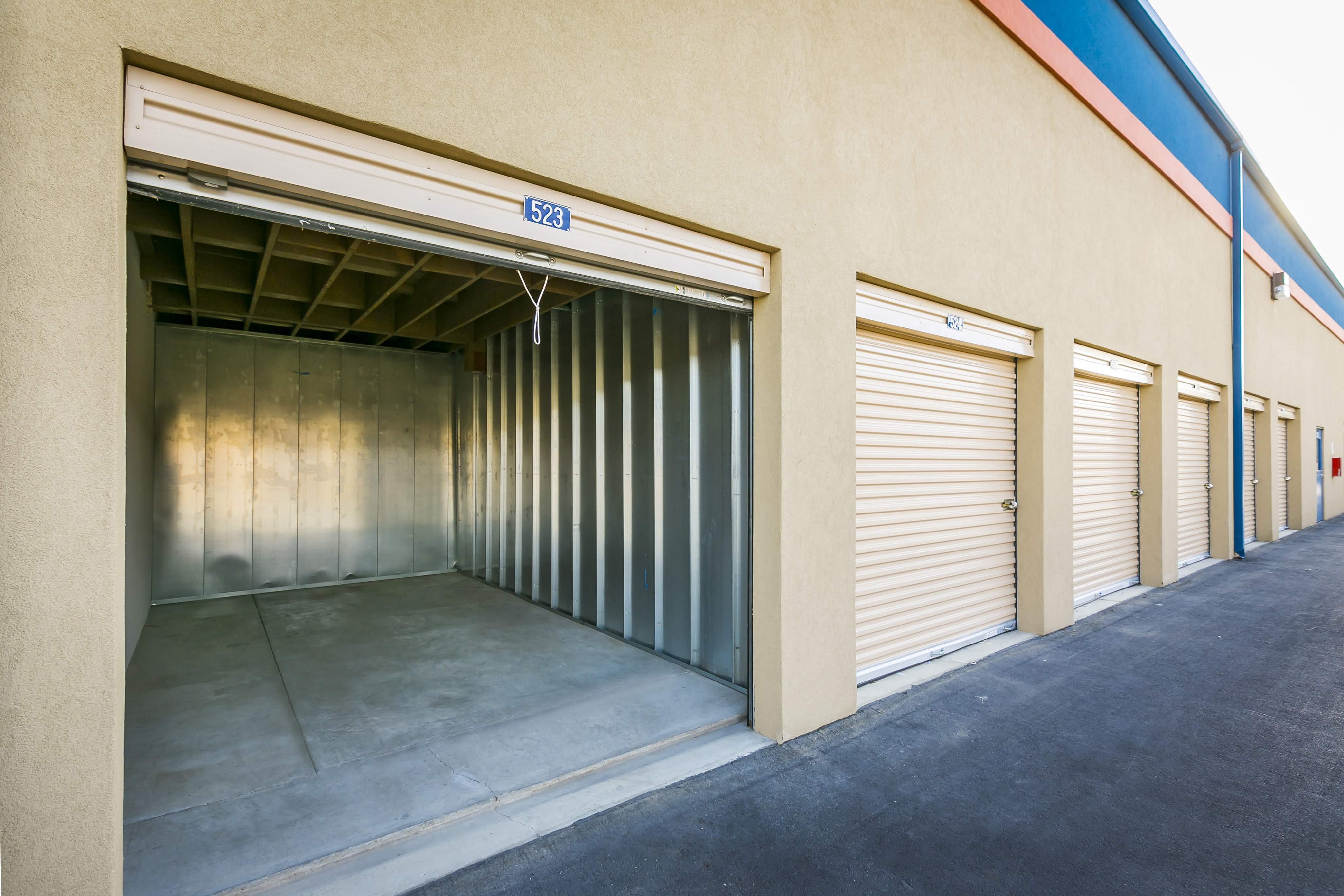 Storage unit with open door