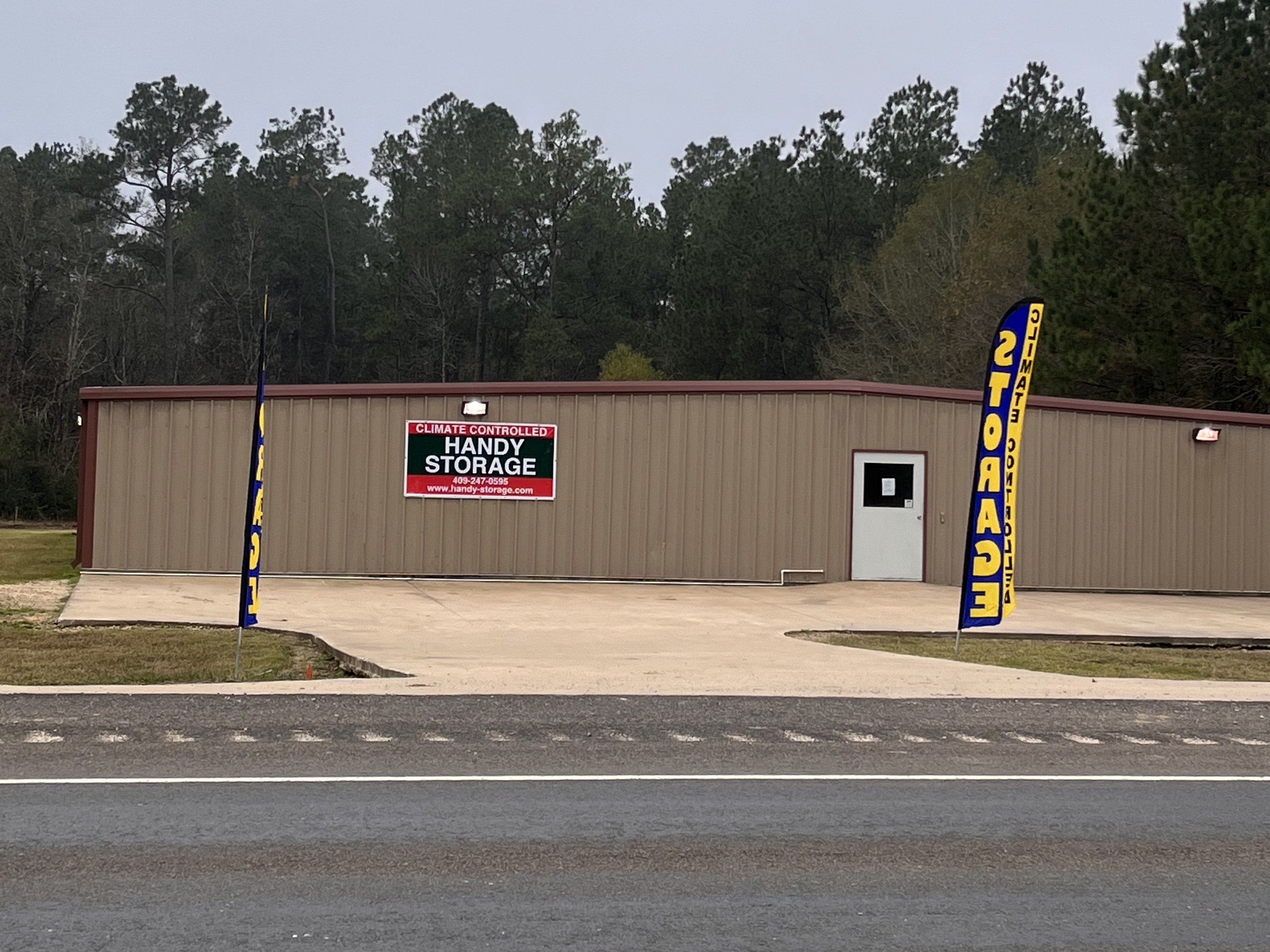 front entrance to handy storage in sour lake, tx