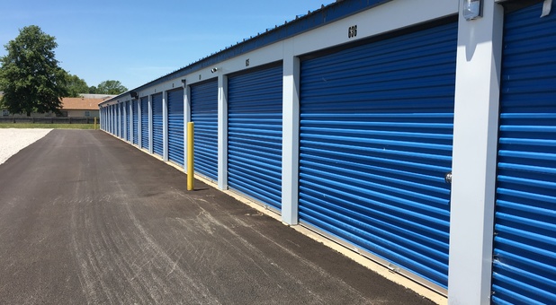 Storage building with outside access units