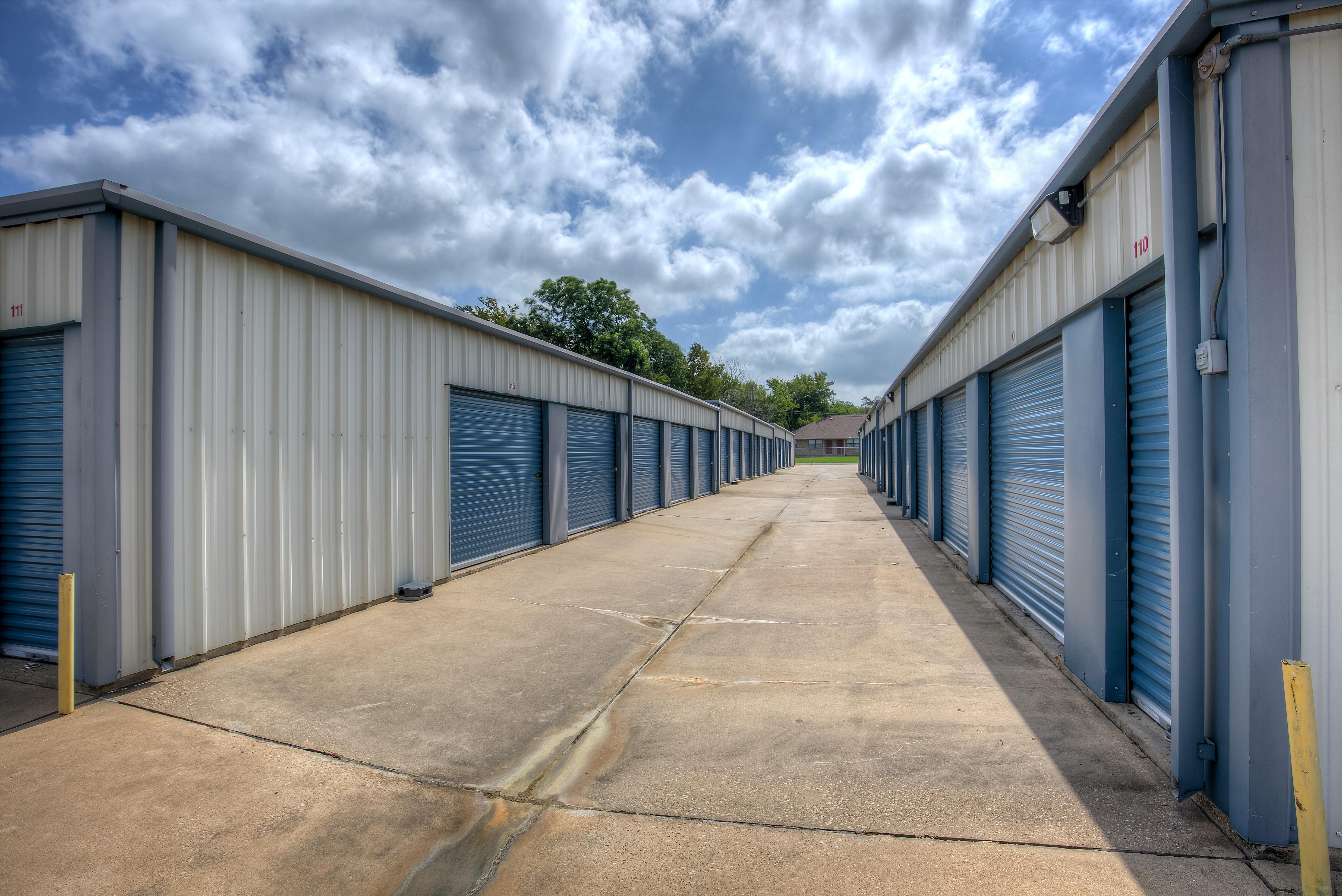 Wide Storage Driveways in Commerce, TX | 1505 W Neal St
