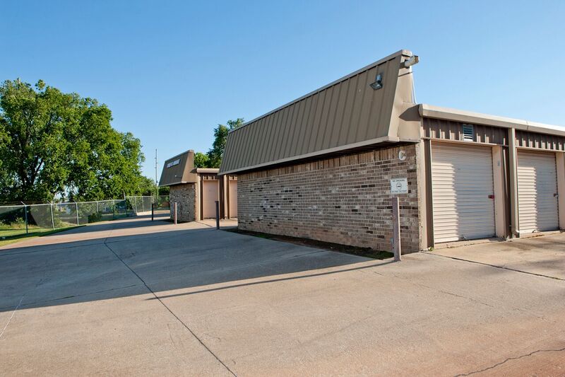 self storage building with drive up access units