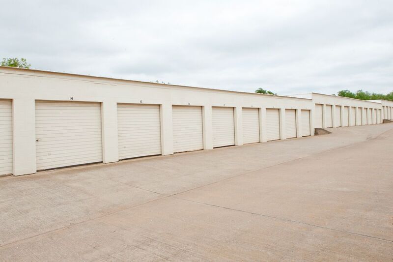 self storage building with drive up access units