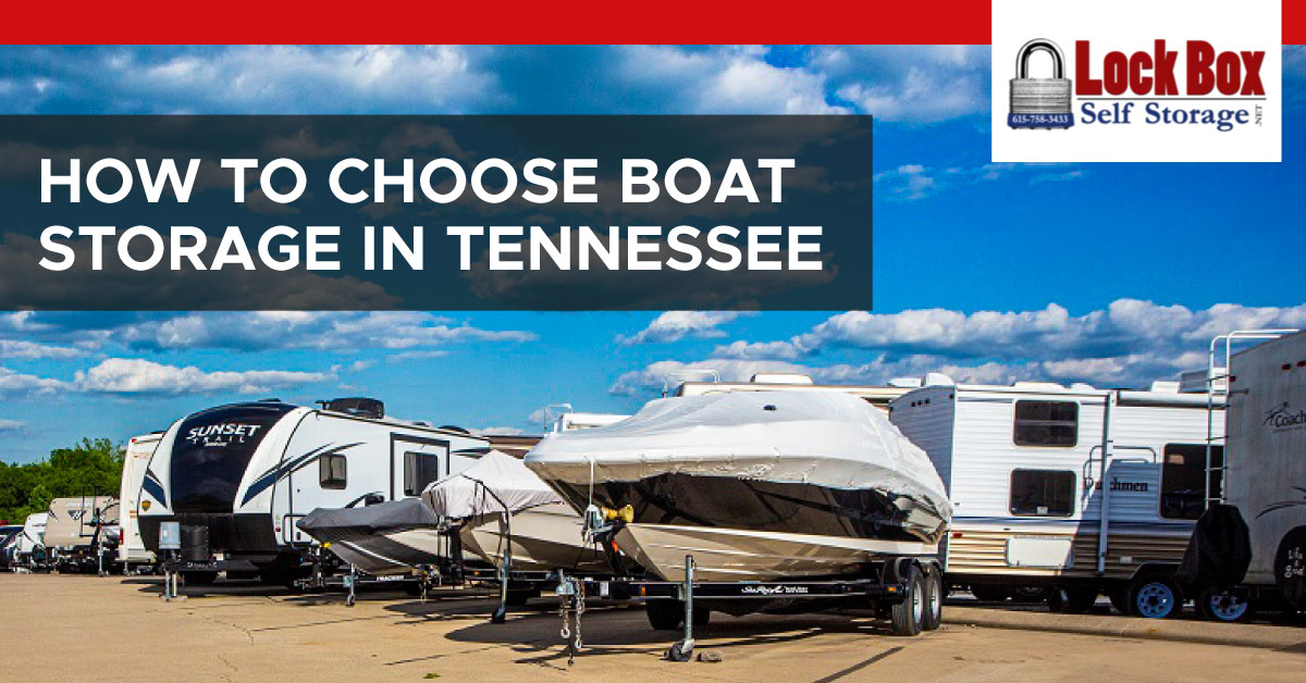 An image of boats and RVs parked in an outdoor storage facility. A text banner reads, “How to choose boat storage in Tennessee.”