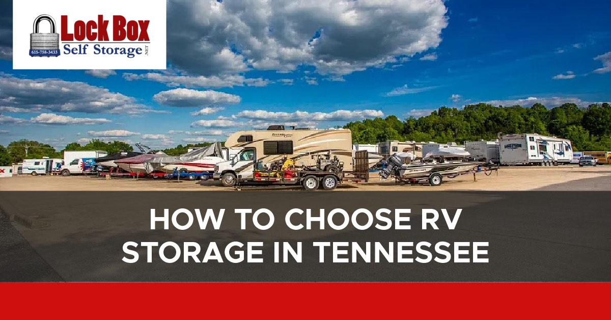 Photo of a parking lot filled with RVs, boats and trucks. A banner underneath reads “How to Choose RV Storage in Tennessee.”