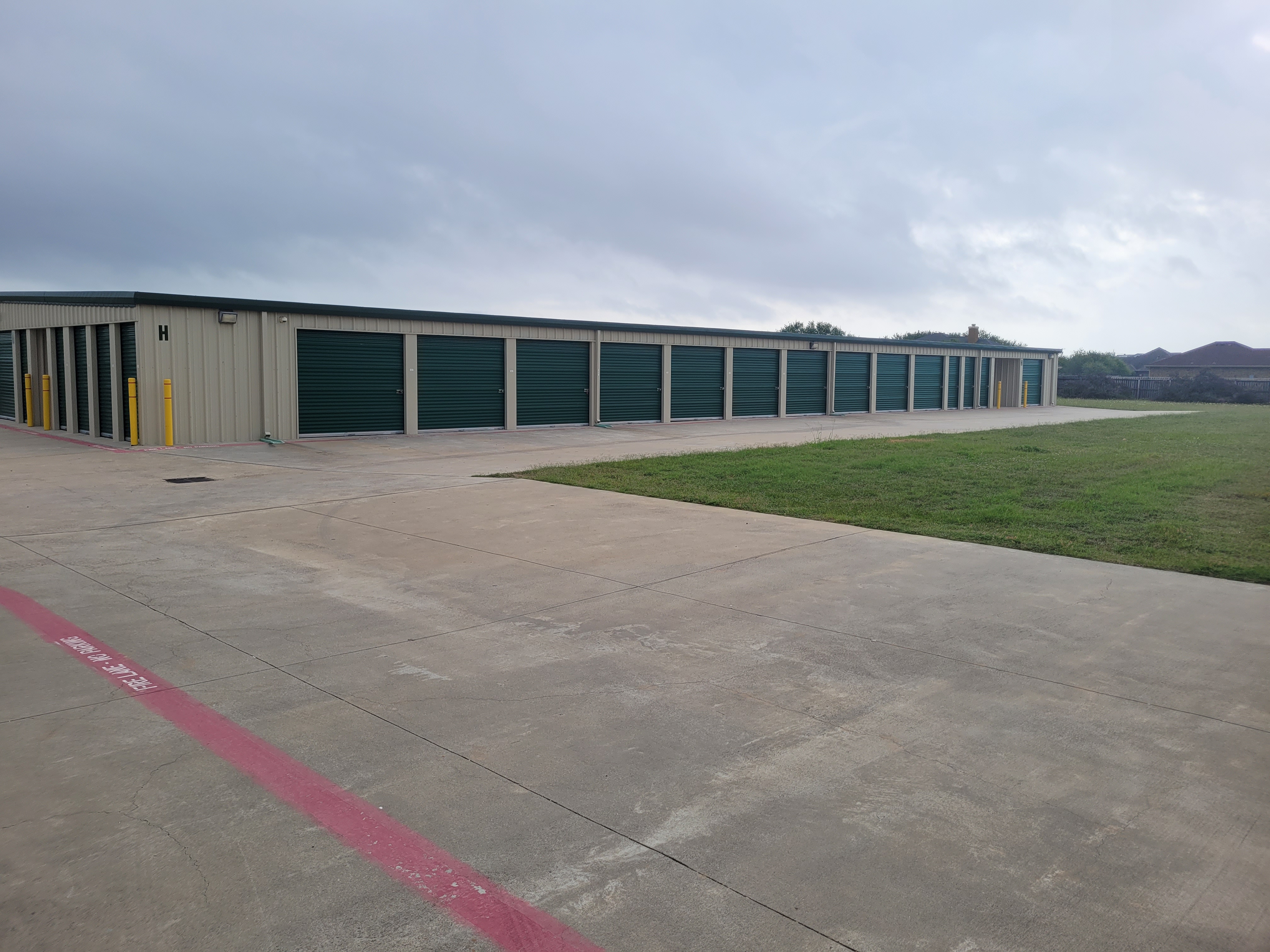 Boat and RV Storage Units – OSO Climate Storage Corpus Christi TX Exterior view of drive-up storage units at OSO Climate Storage in Flour Bluff, Corpus Christi, TX, with spacious paved access ideal for boat and RV parking.
