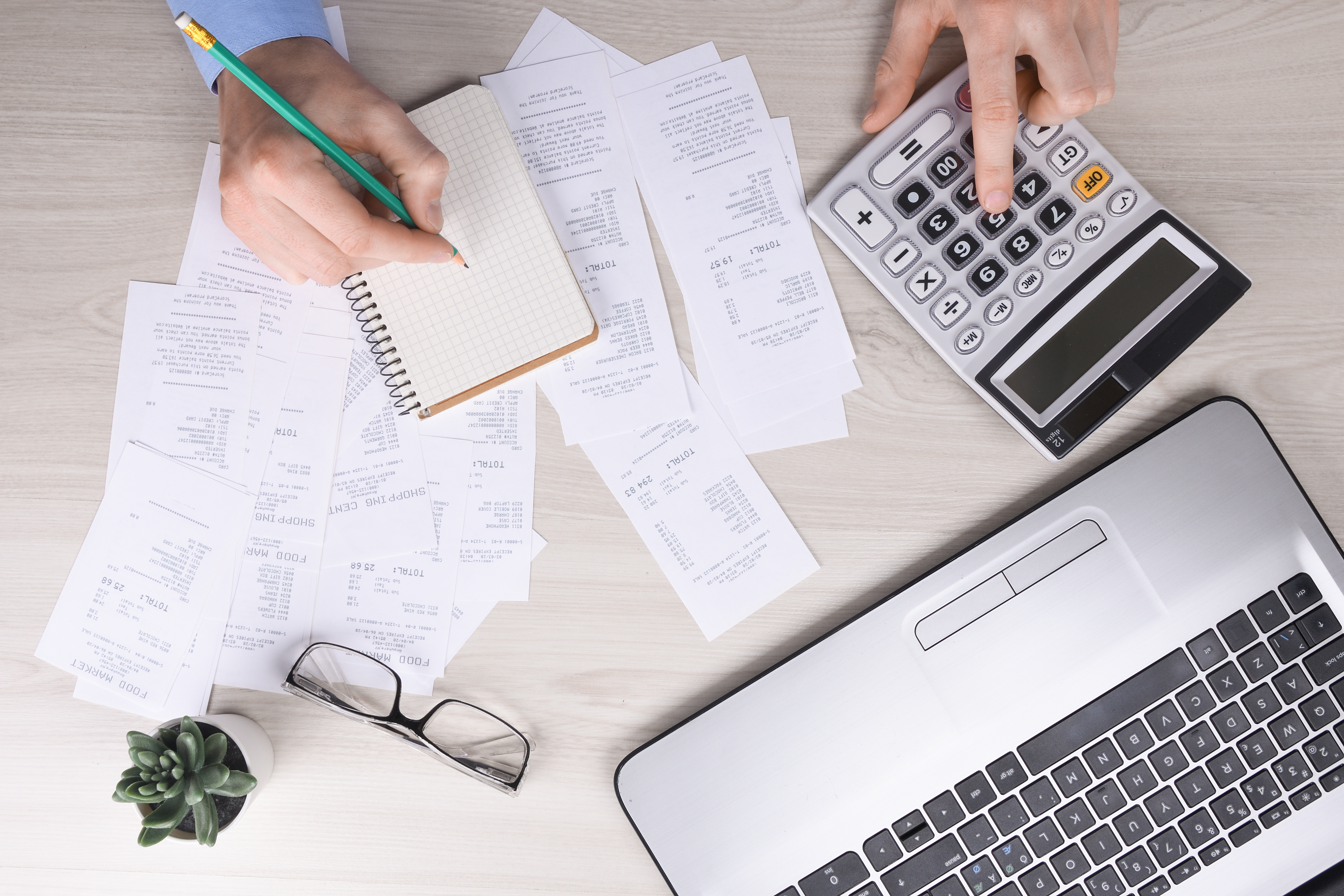 Short vs Long-Term Storage Rental Round Rock, TX Round Rock renter comparing short-term vs long-term storage rental options with calendar and budget