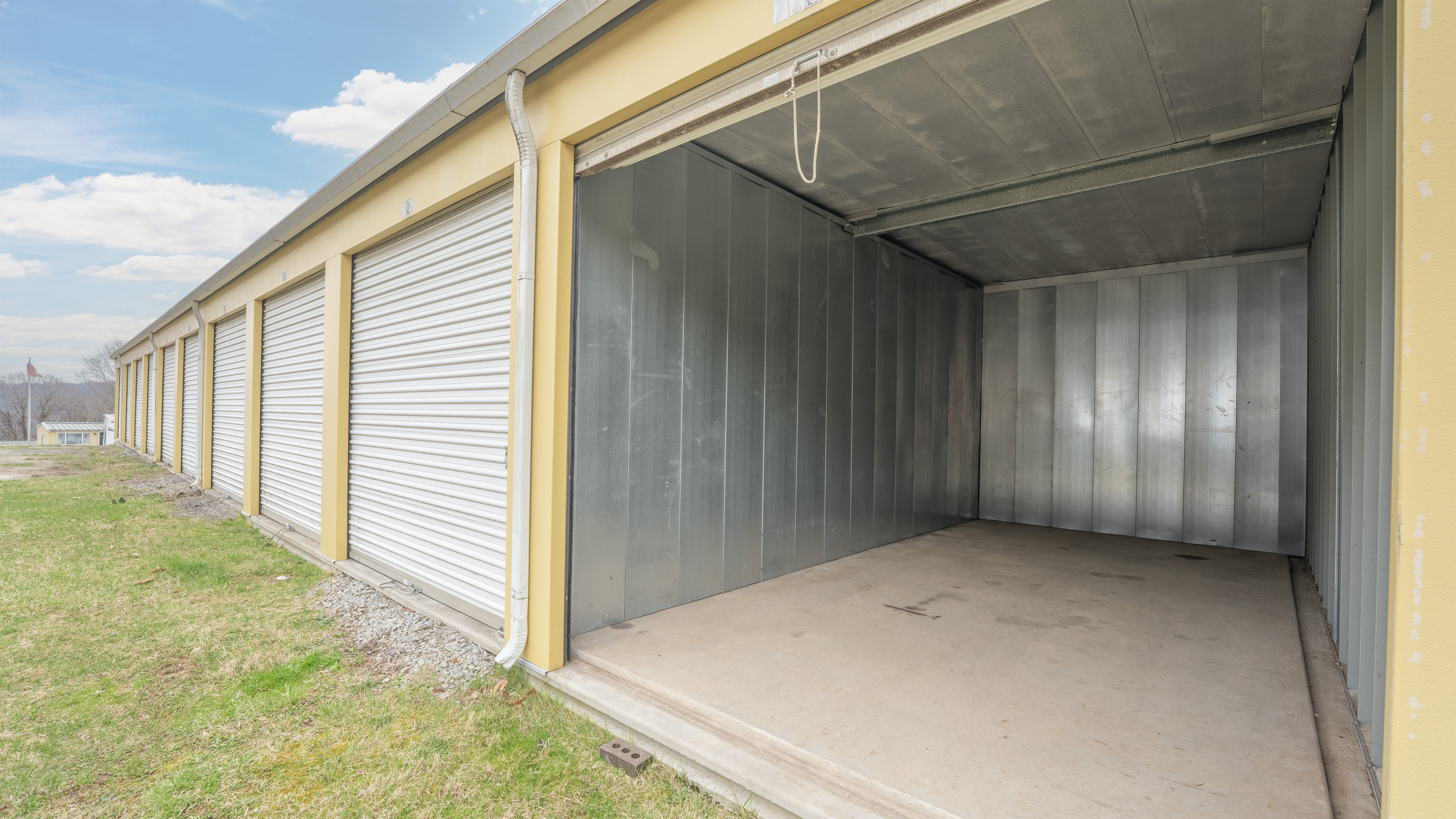 Fenced and Gated Outdoor RV/Vehicle Parking in Jefferson Hills, PA  3