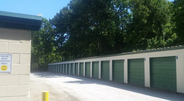 Row of self storage units at Stow Stuff Storage