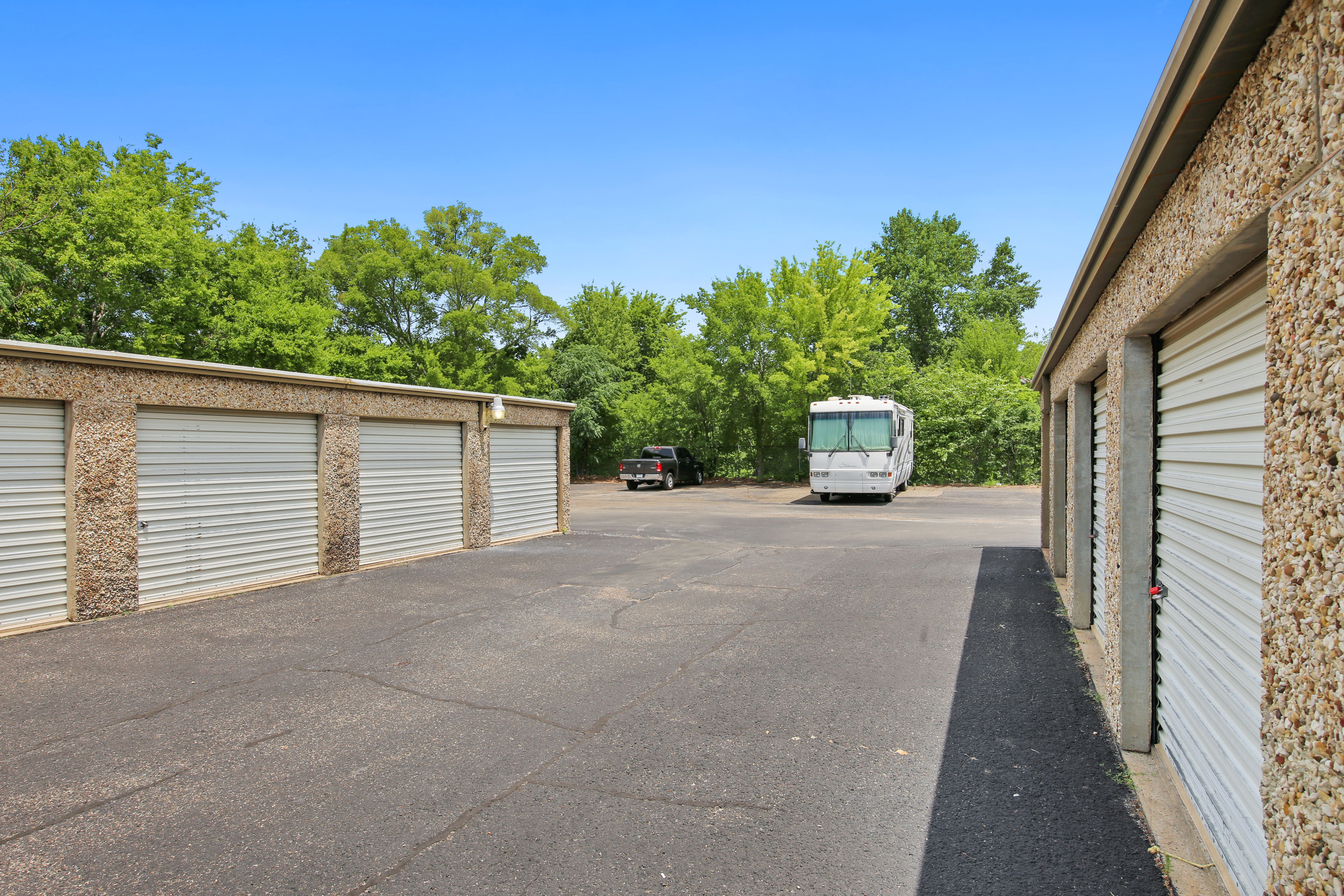 FreeUp Storage Tyler Shiloh Road Units and Parking