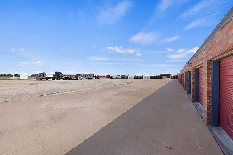 Wide drive aisle next to uncovered vehicle parking