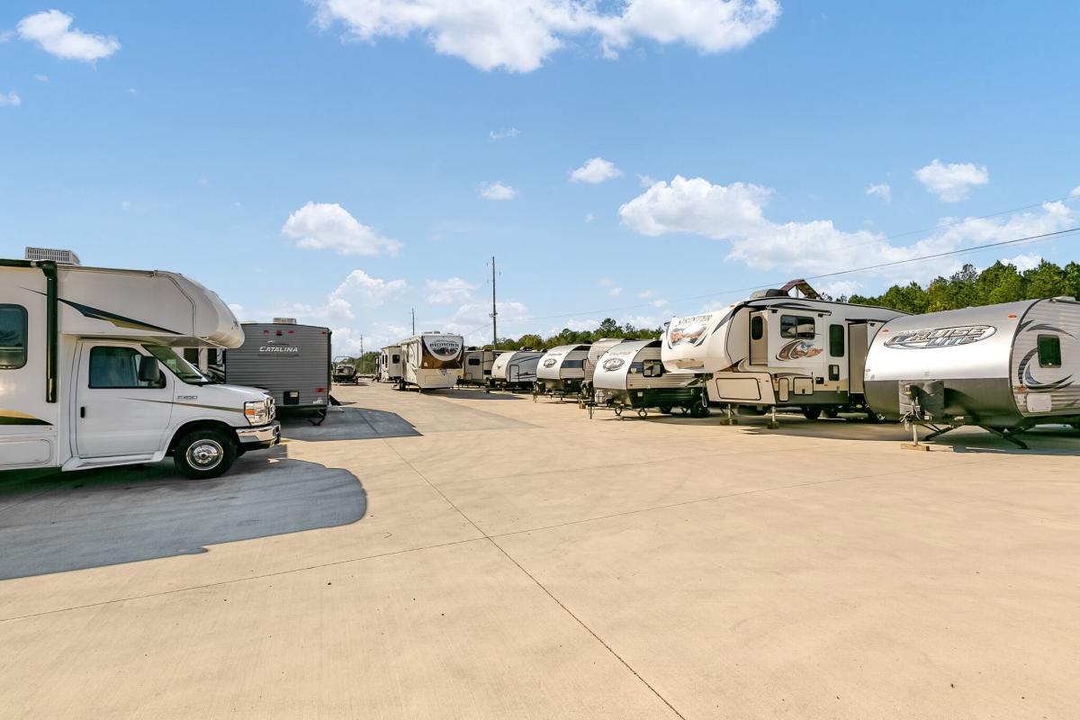 Large Outdoor RV Parking in Springville, TN