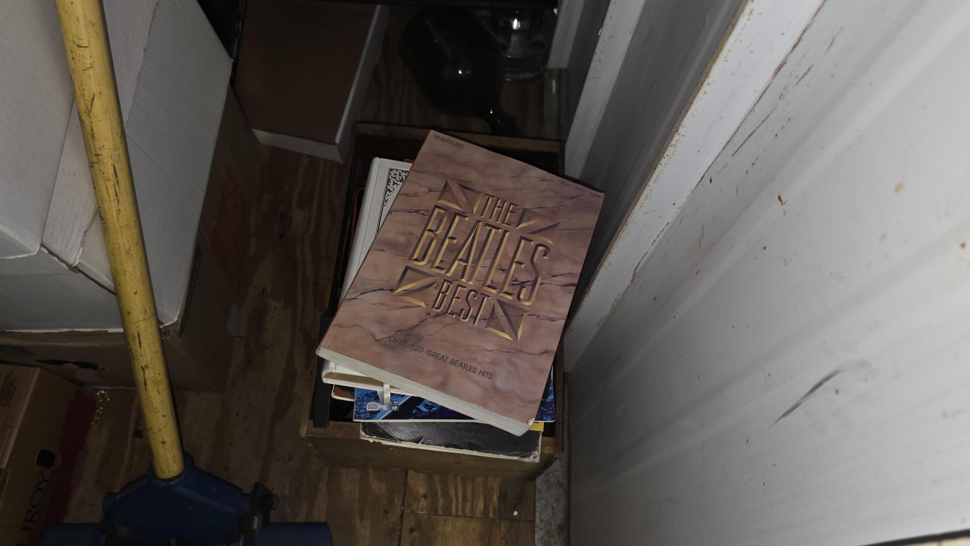 Unit 1352 contents – narrow side view