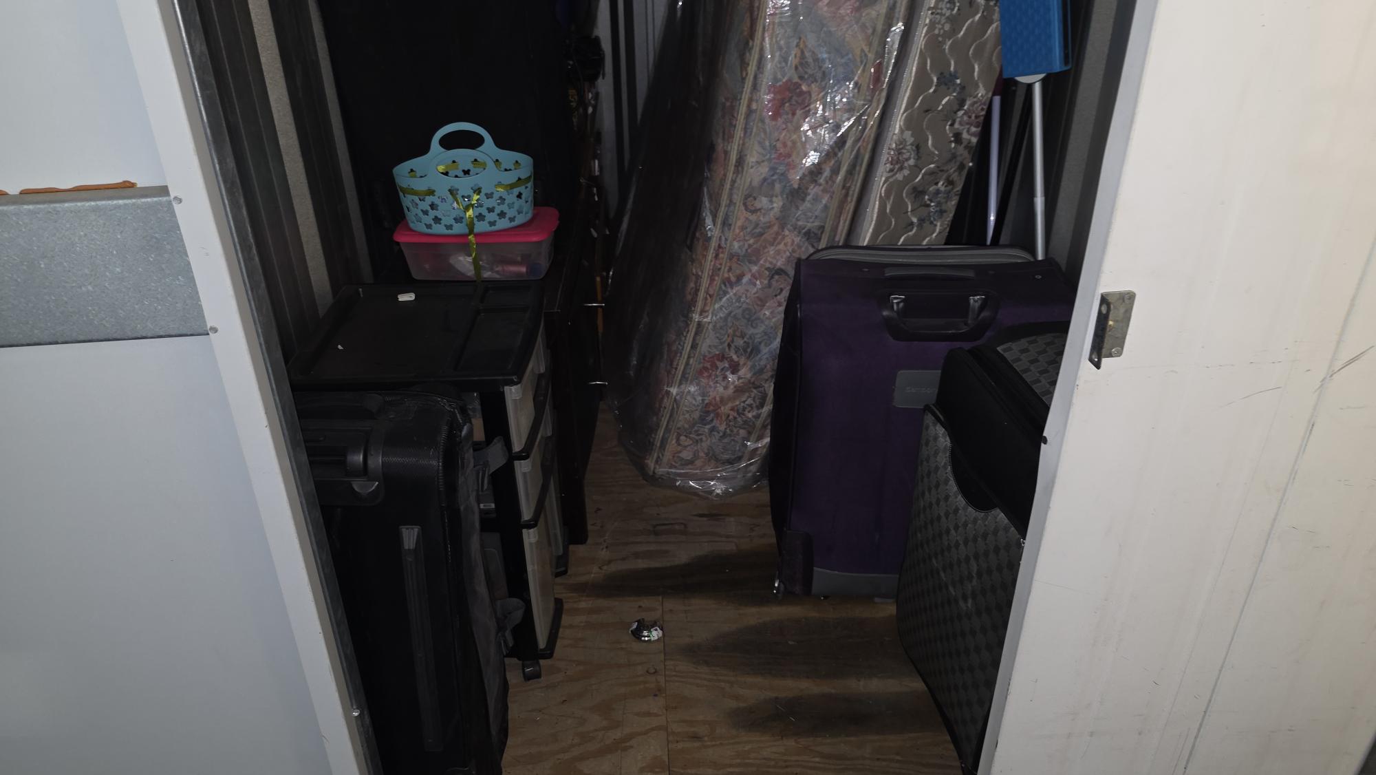 Unit 2427 contents – entrance and floor