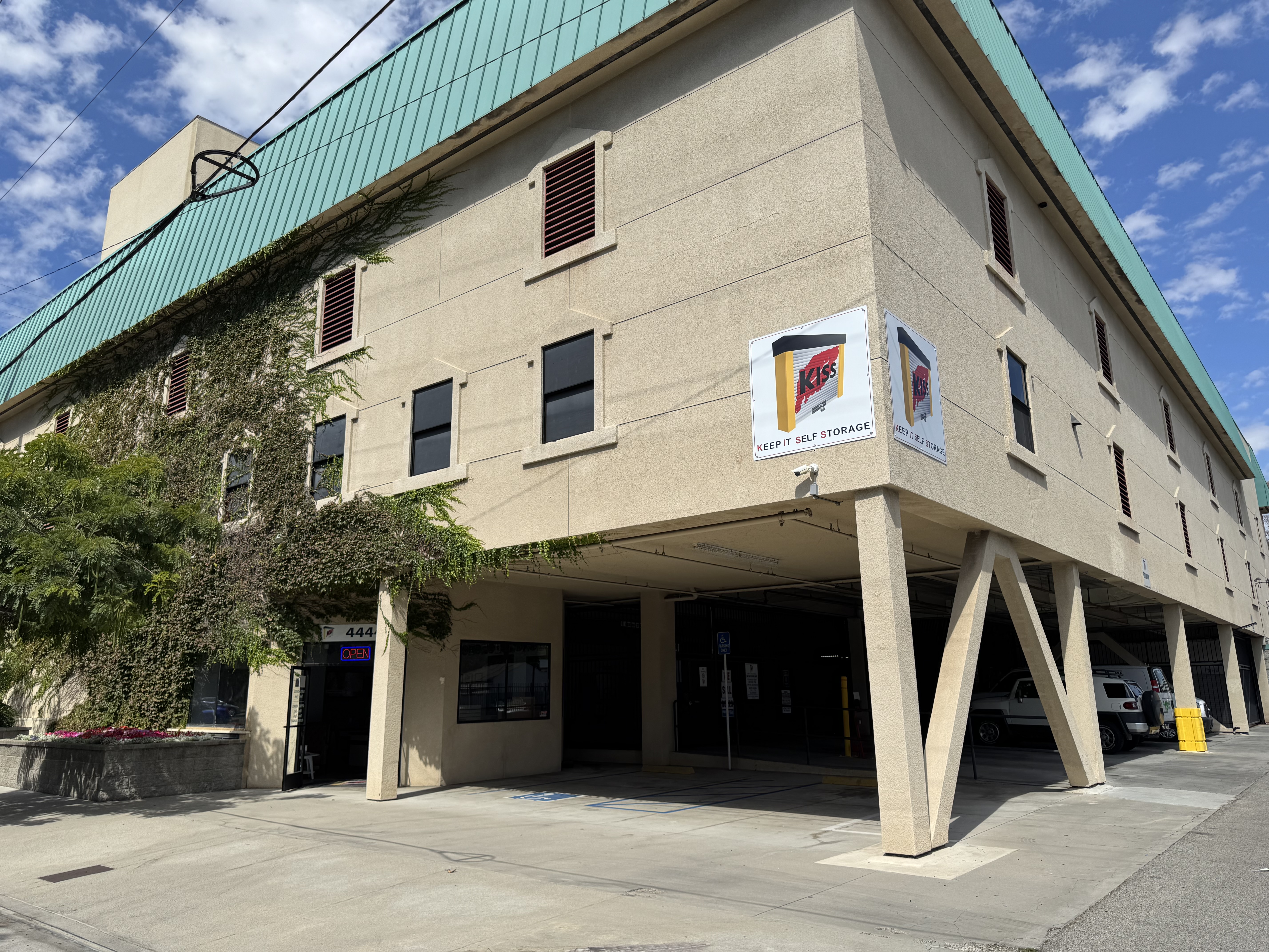 convenient self storage units north hollywood ca