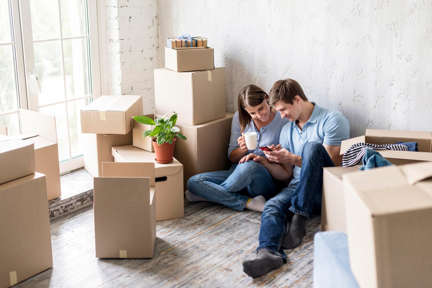 couple-having-coffee-while-packing-move-out-house