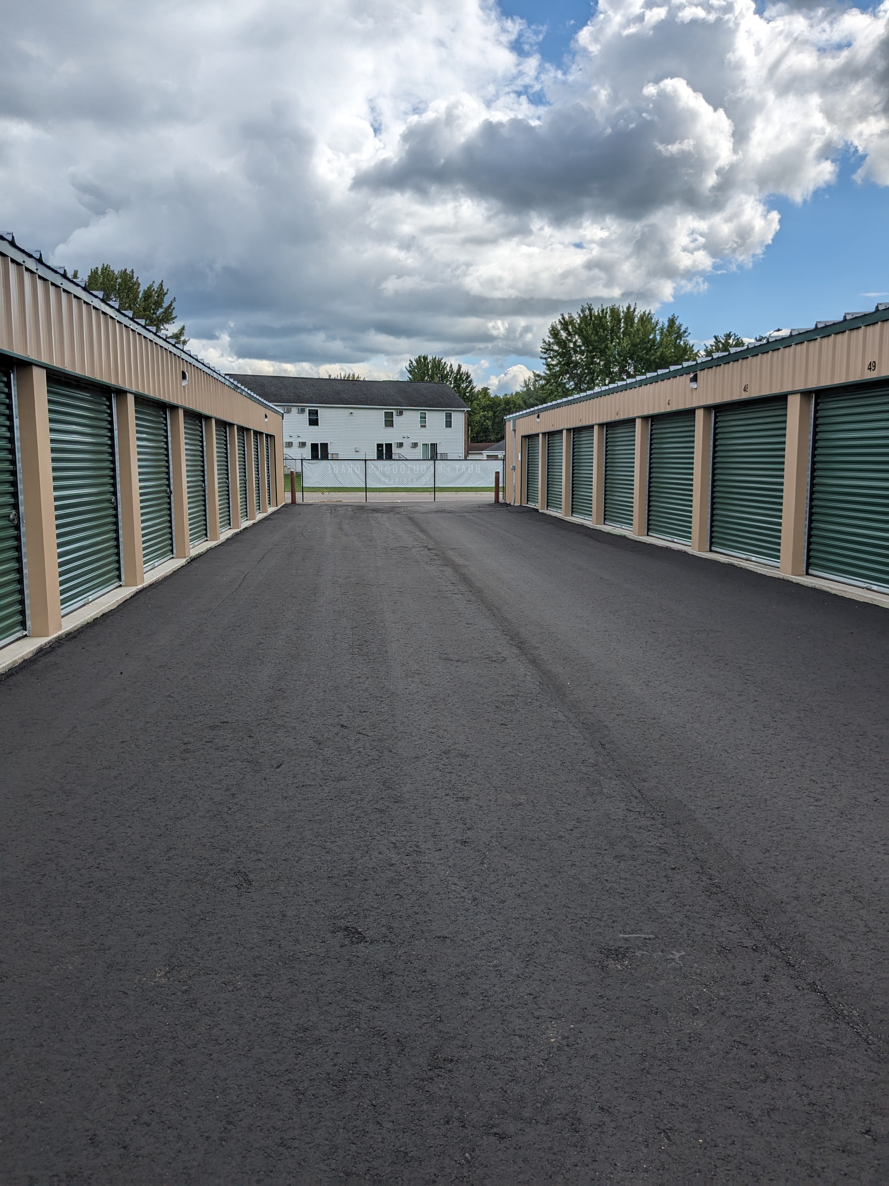 Wide drive aisles with easy access to your unit