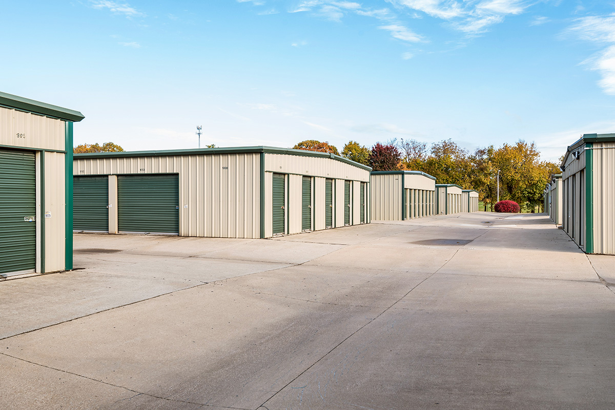 Kansas City Self Storage Units & Lockers on Holmes Rd StorageMart