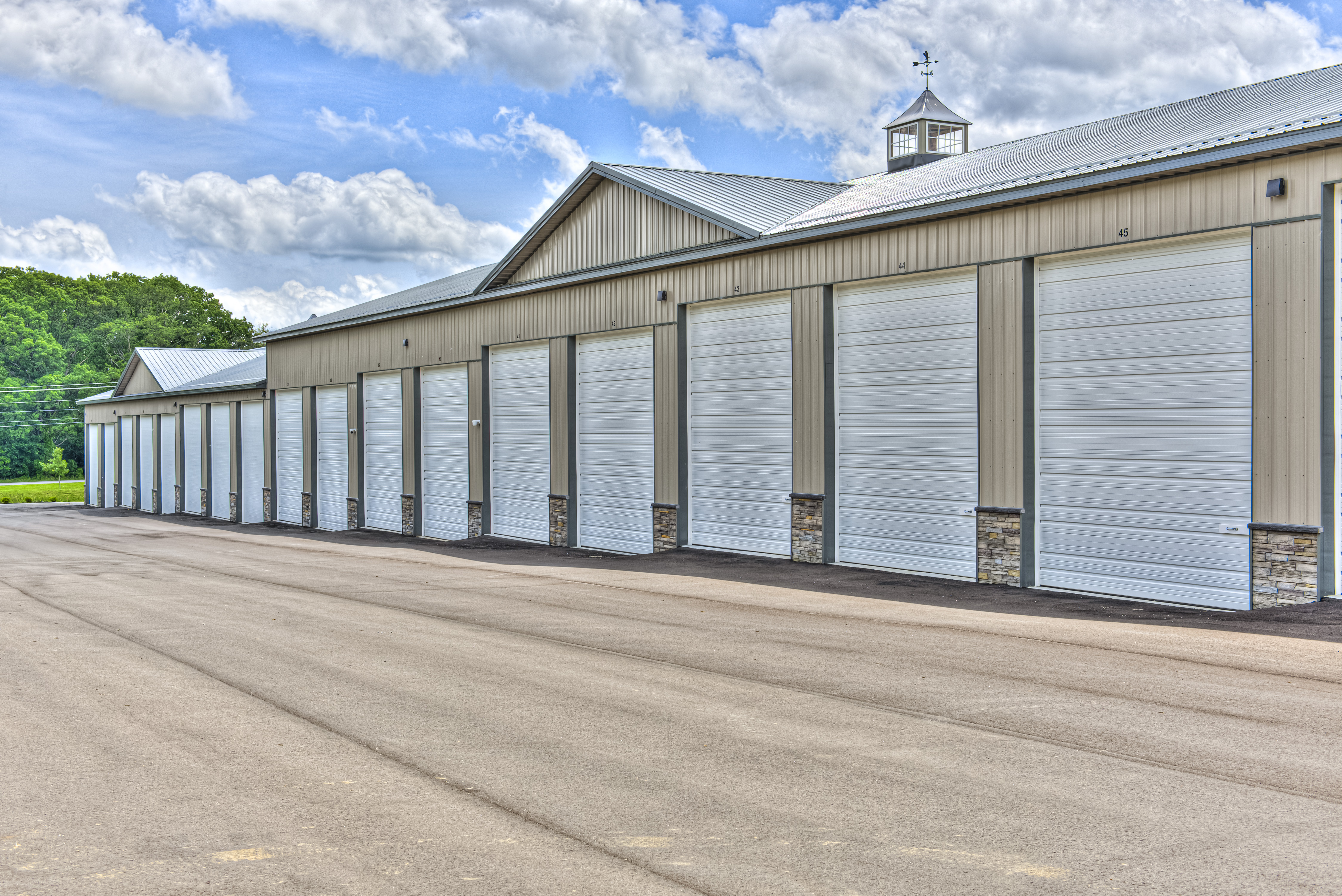 Fully enclosed RV Bays near North Salem Indiana