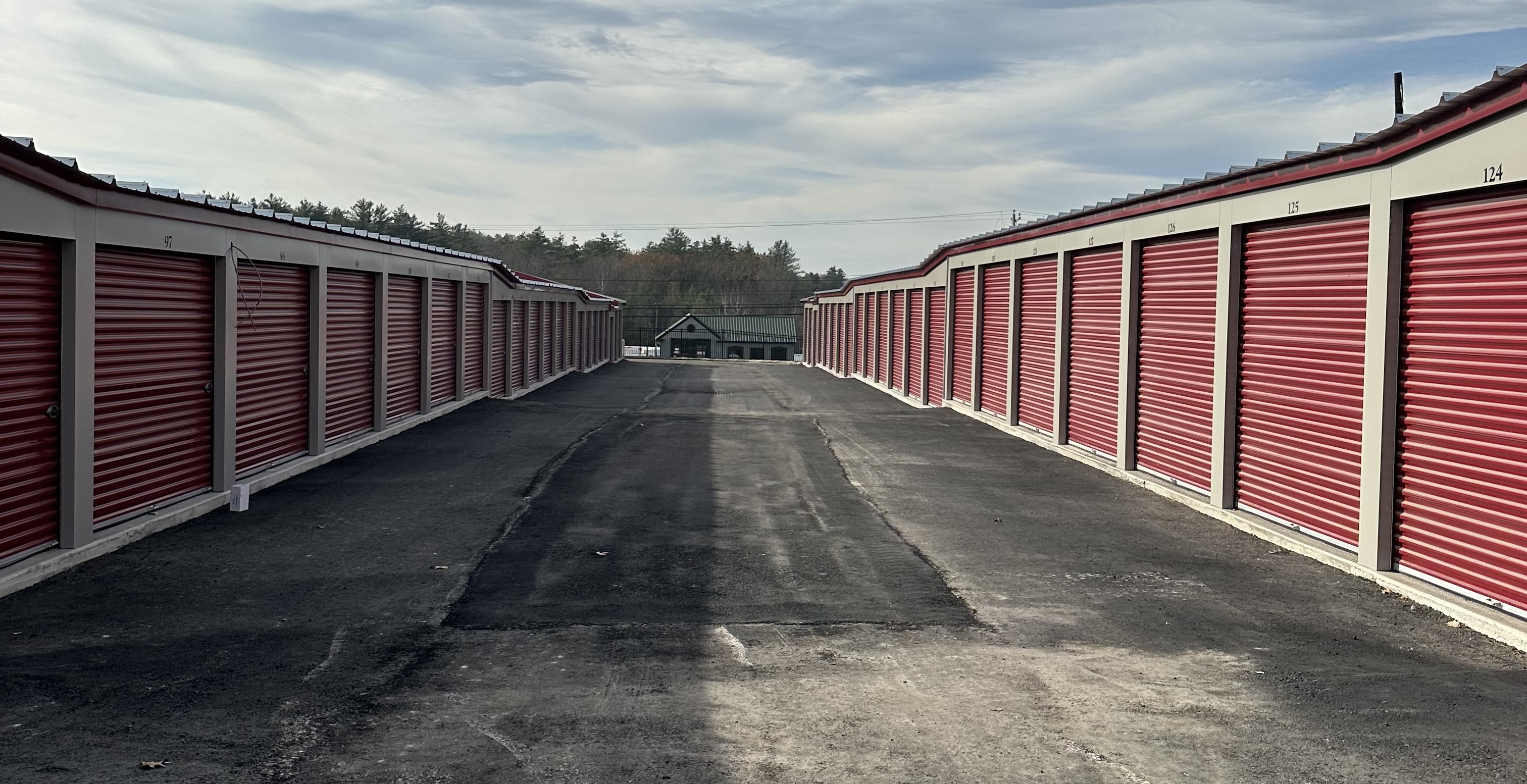 wide drive aisles for easy unloading and packing storage units