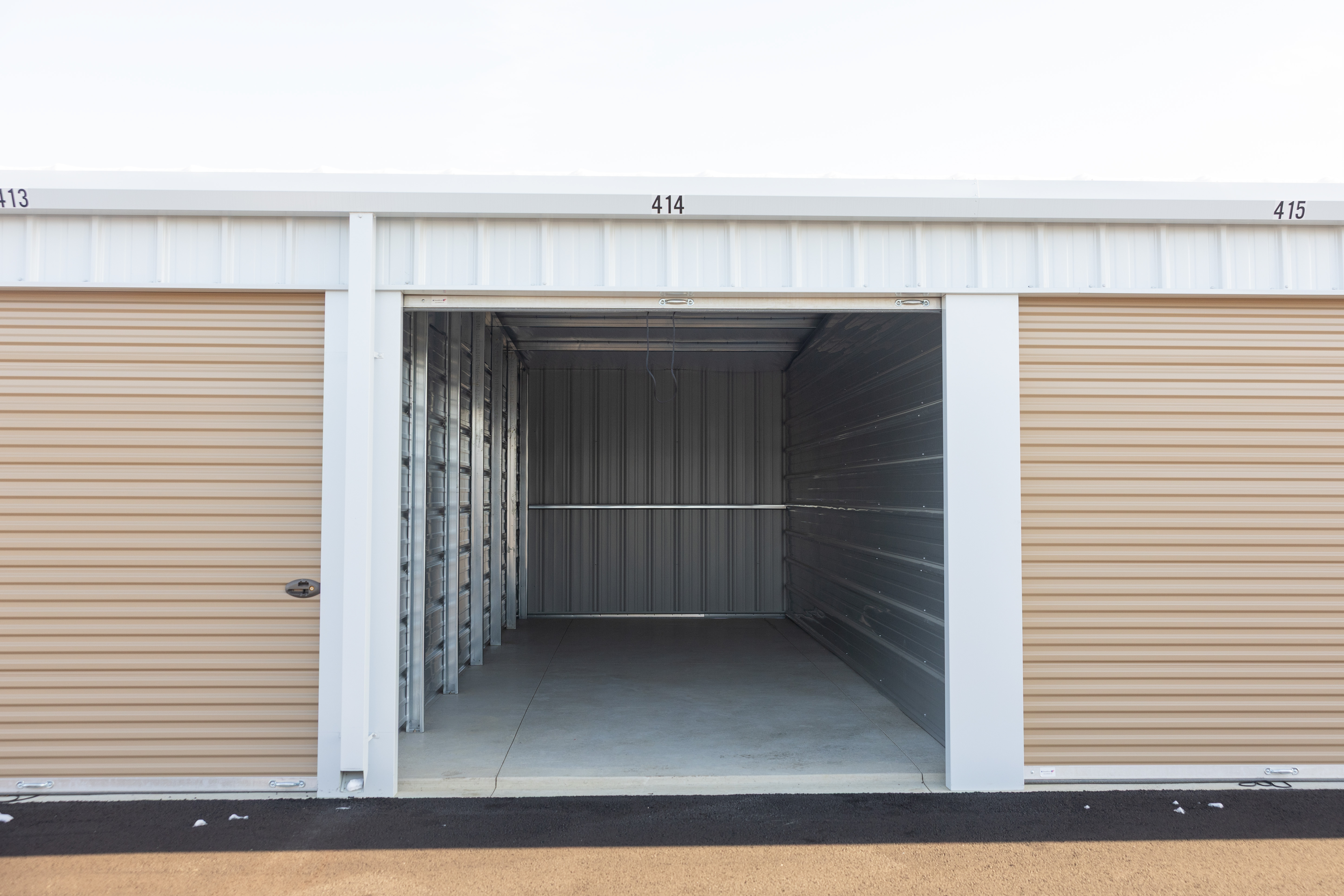 unlimited storage in sunbury, OH Clean storage unit with roll-up door