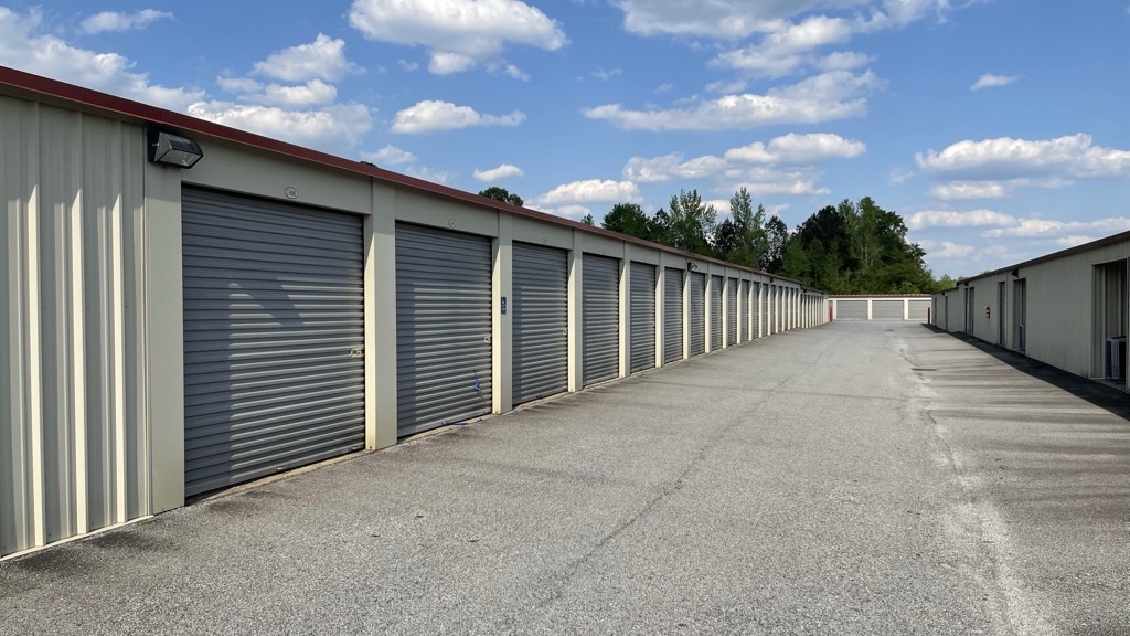 Wide drive aisles self storage in Fayetteville, GA
