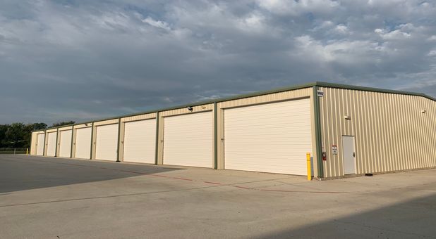 Warehouse storage units with drive-thru bays
