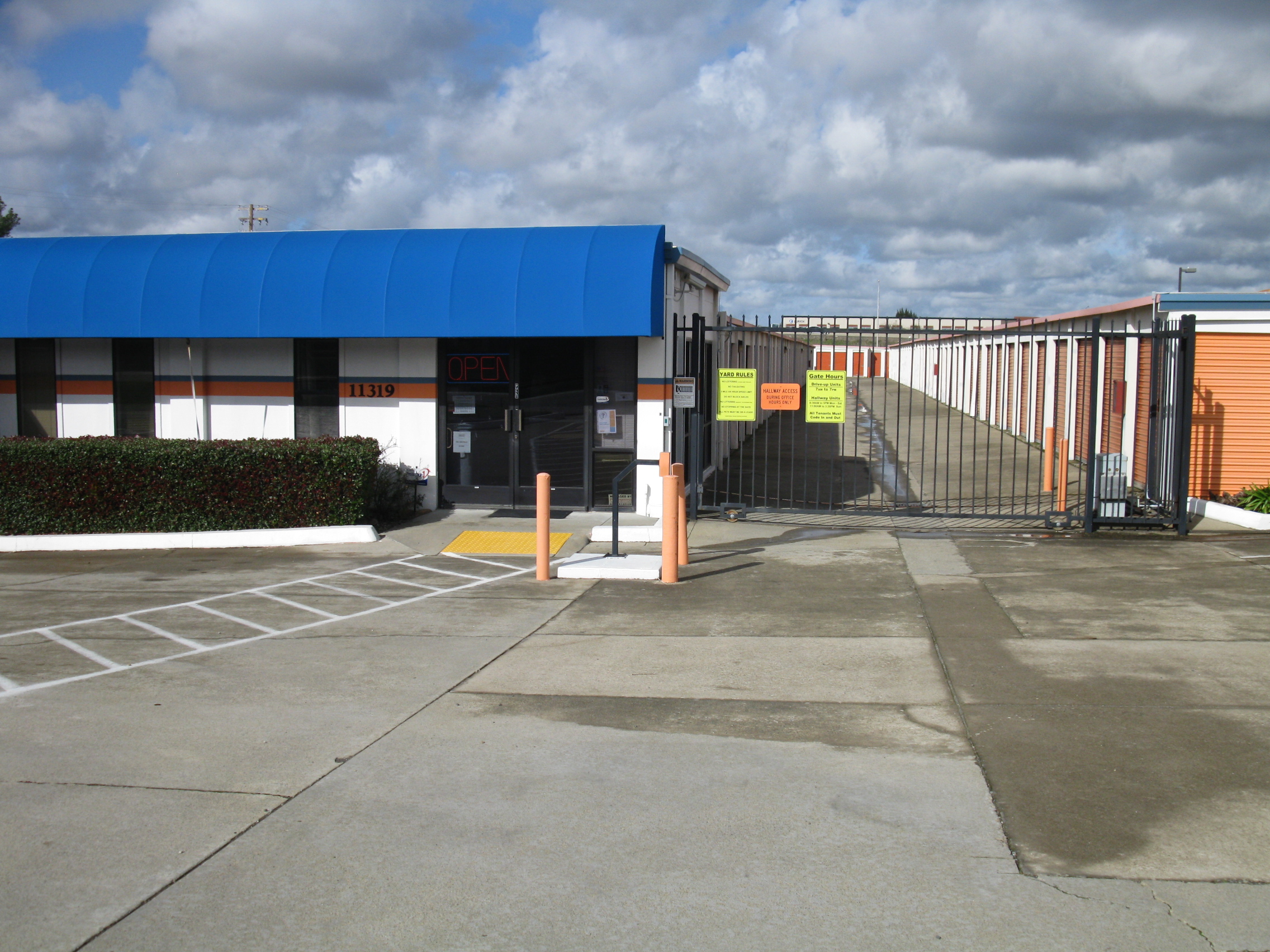 Sentry Storage on Folsom Blvd leasing office and storage gate entrance
