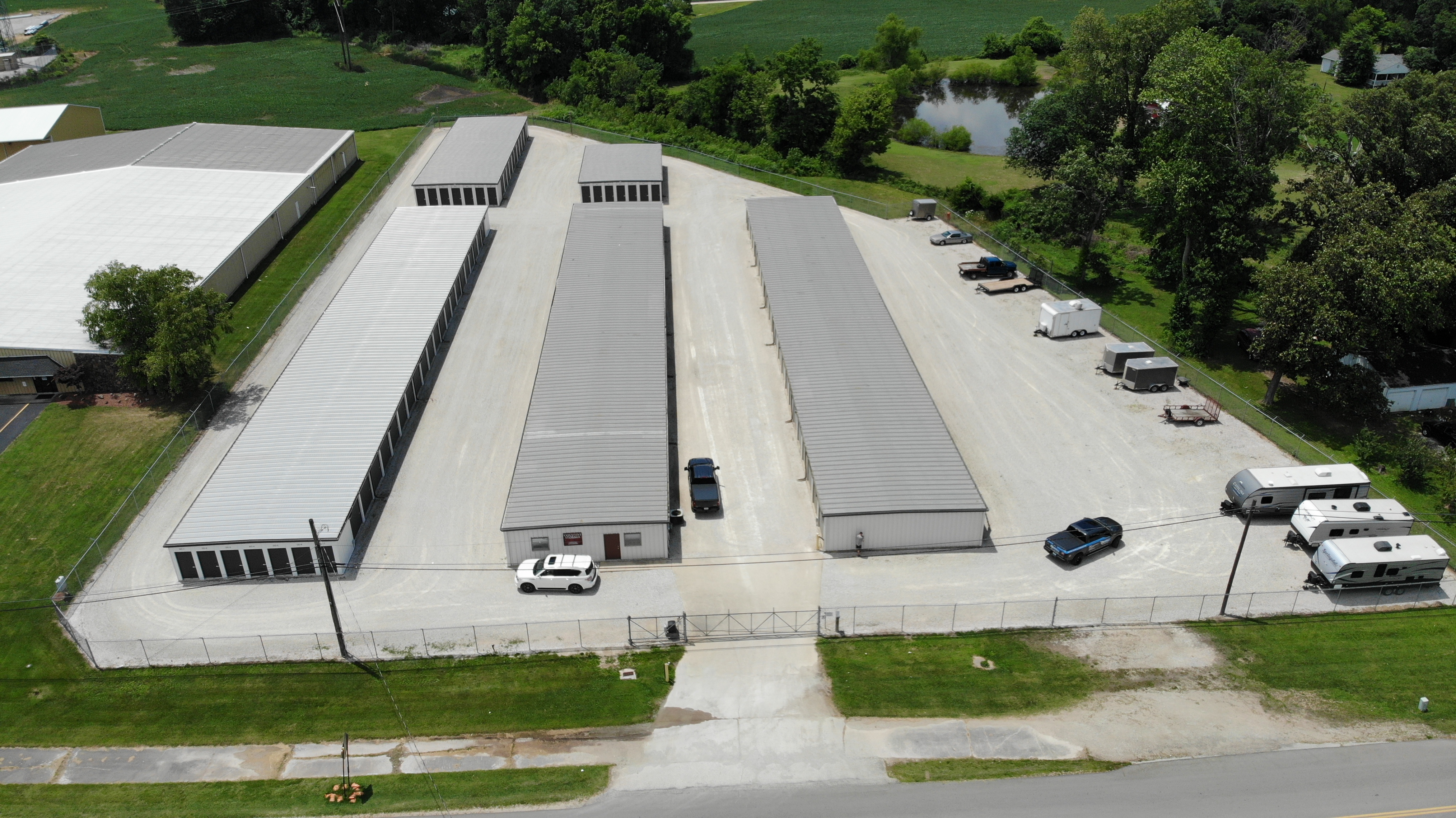 overhead view of self storage facility in vincennes, in