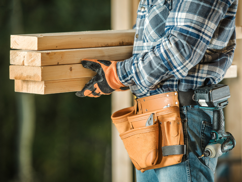 contractor-holding-lumber