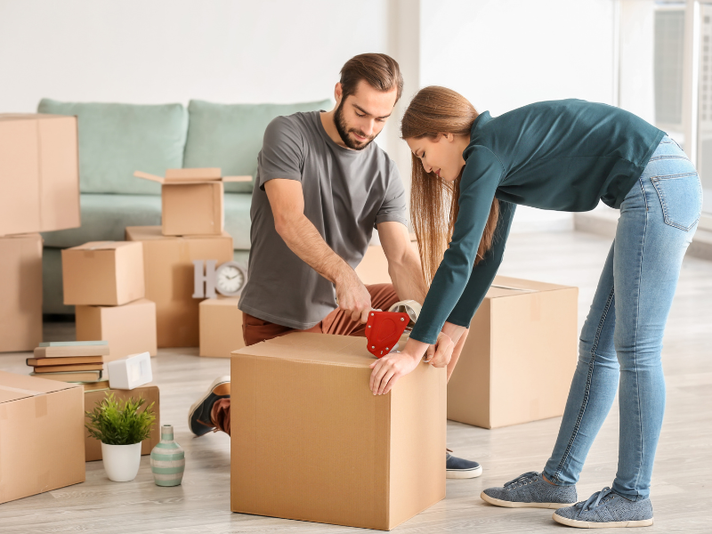 couple-packing-boxes