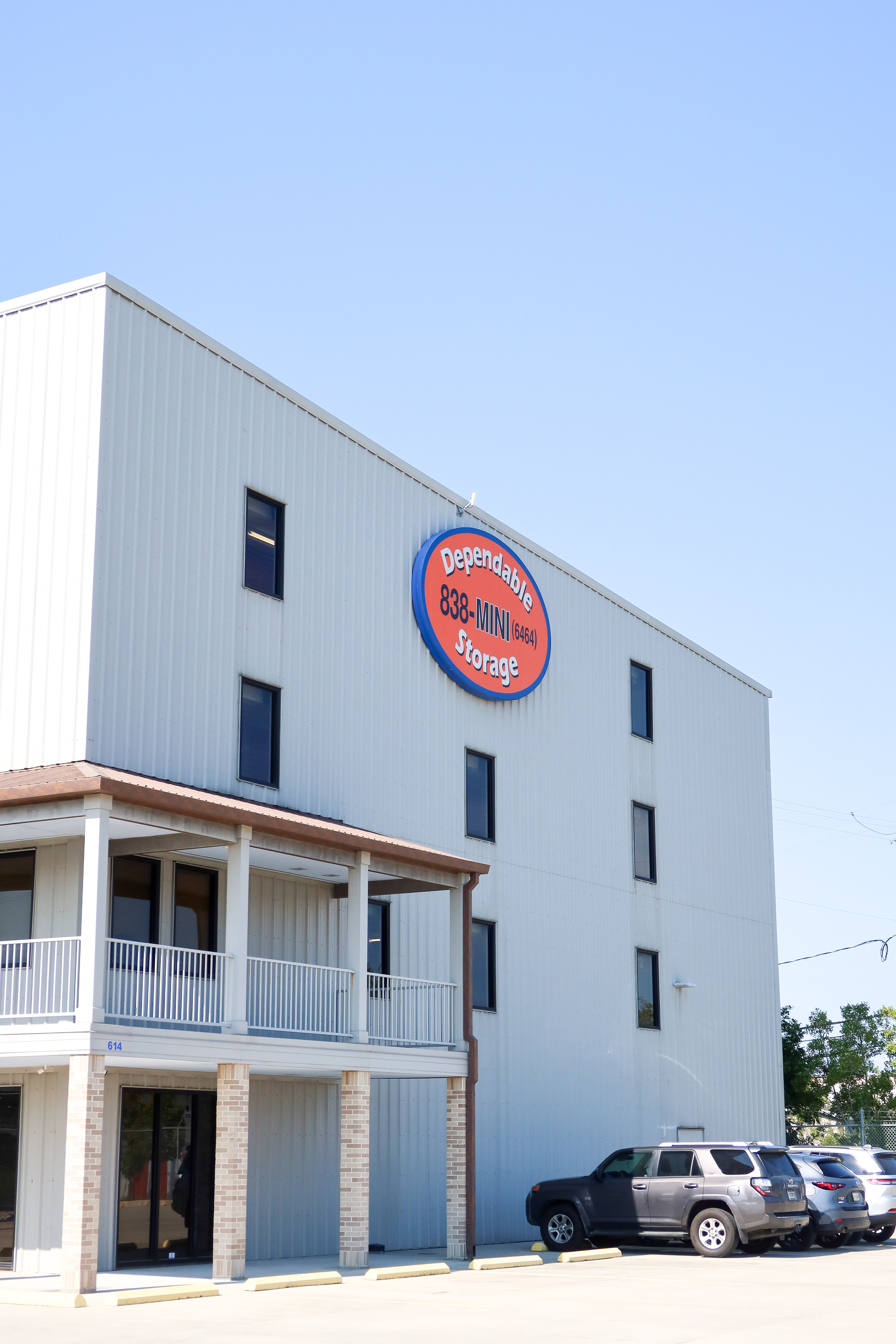 Dependable Storage Jefferson building exterior with secure self-storage units in Louisiana